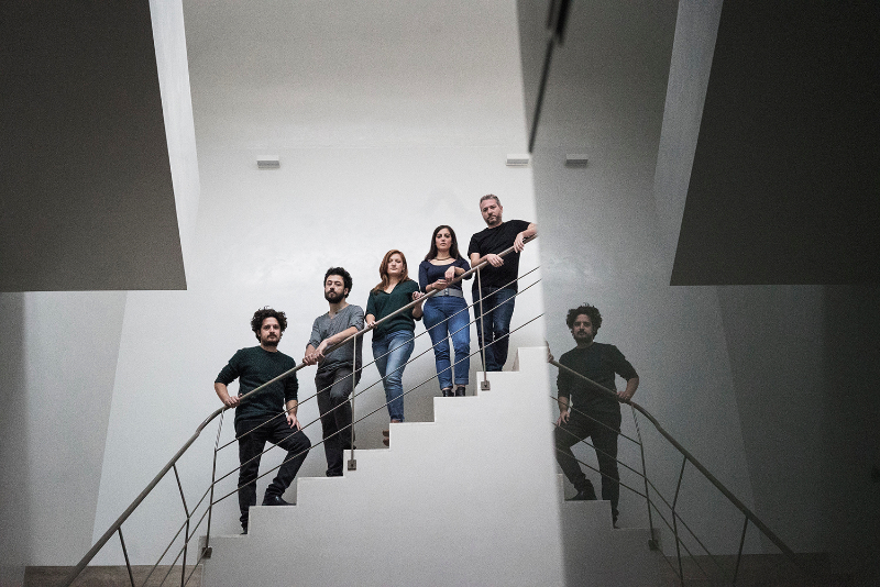 L'équipe d'Indigo Rooms_from left, Donato Di Trapani, Francesco Vitaliti, Oriana Guarino, Maddalena Inglese and Fabio Rizzoportrait_Crédit Alfredo D'Amato 1